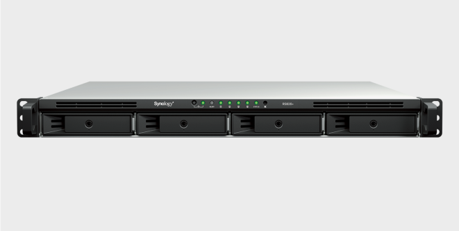 Synology je predstavio RackStation RS826RP+ i RS826+, kompaktne 1U NAS sustave namijenjene malim i srednje velikim poduzećima te udaljenim poslovnicama. Nova modela donose snažan AMD Ryzen procesor, mogućnost 10/25GbE povezivanja, SSD predmemoriranje te proširenje s četiri na ukupno osam diskova.
